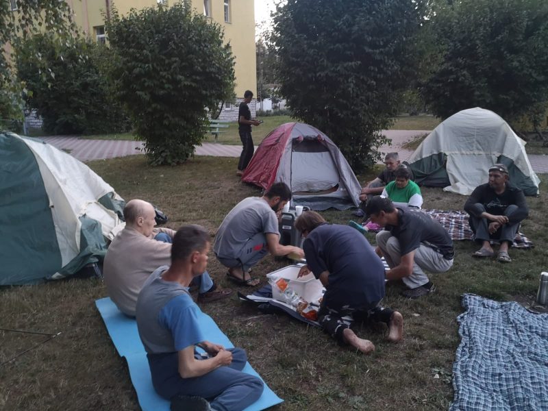 Klienti apgūst iemaņas nakšņošanai teltīs